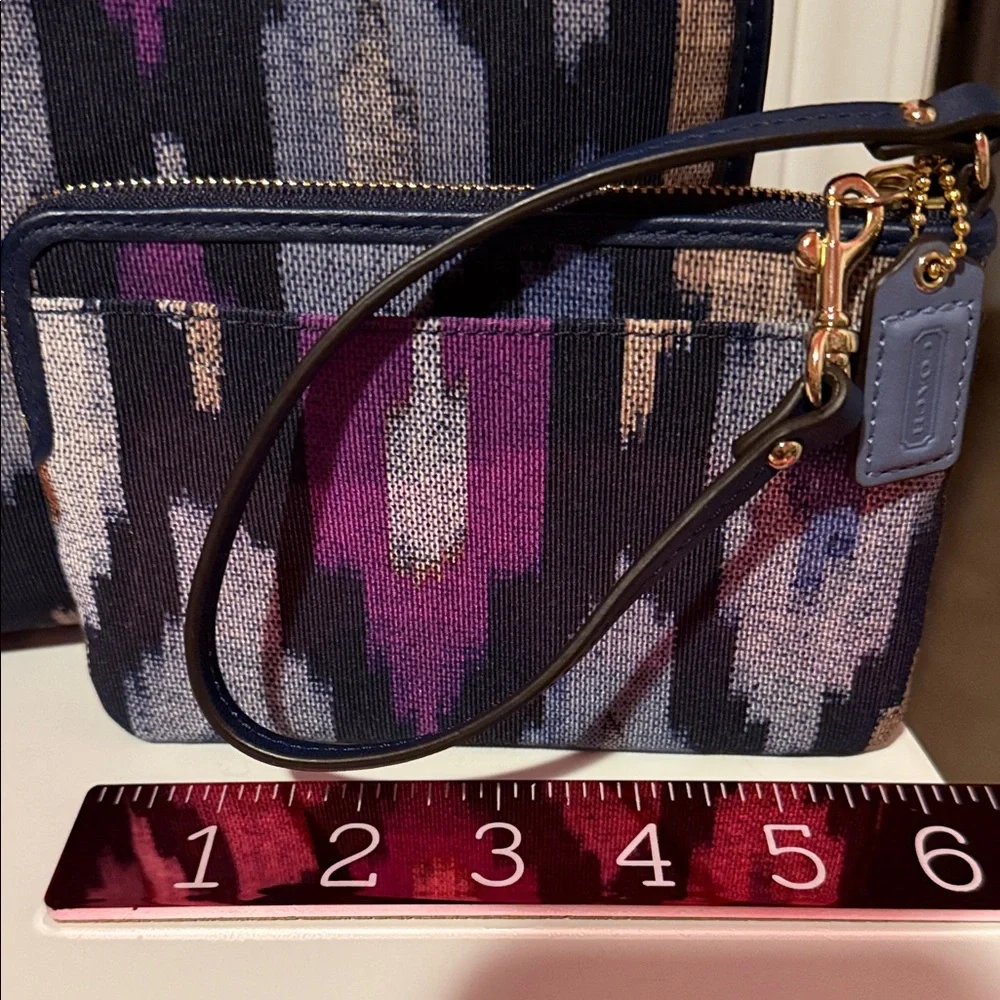 Coach iKat Stunning Tote and Wristlet Set - Picture 3 of 13
